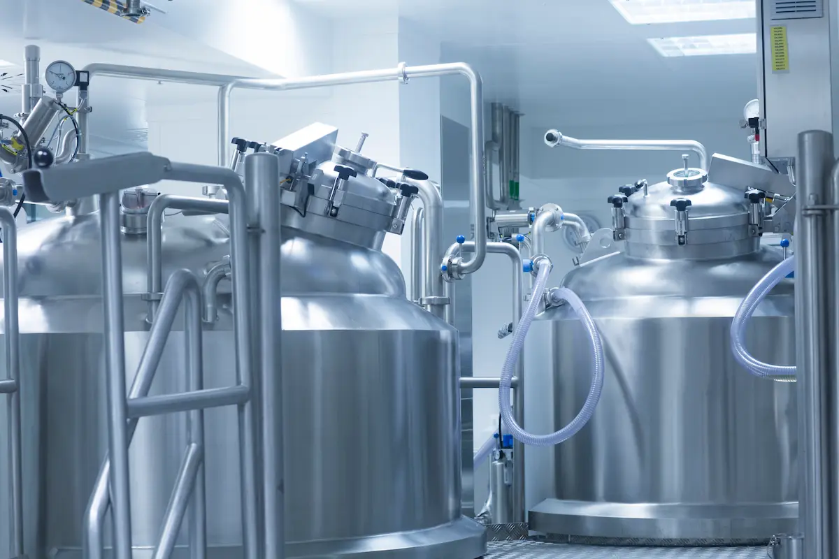 Maquinaria en la industria farmacéutica equipada con válvulas higiénicas, garantizando la seguridad y higiene en los procesos de producción y transferencia de productos.