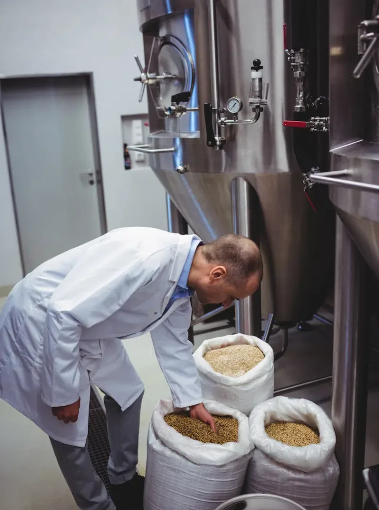 Sistemas de limpieza eficientes para tanques en la industria alimentaria y bebidas, asegurando estándares de higiene.