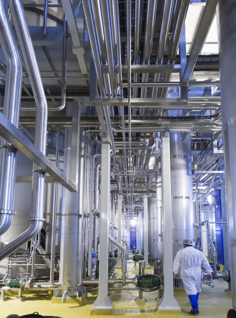 bomba industrial moderna instalada en una planta de producción.