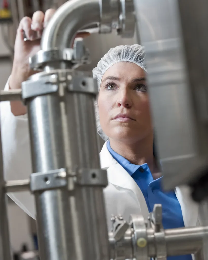 Primer plano de una bomba centrífuga fabricada con acero inoxidable.